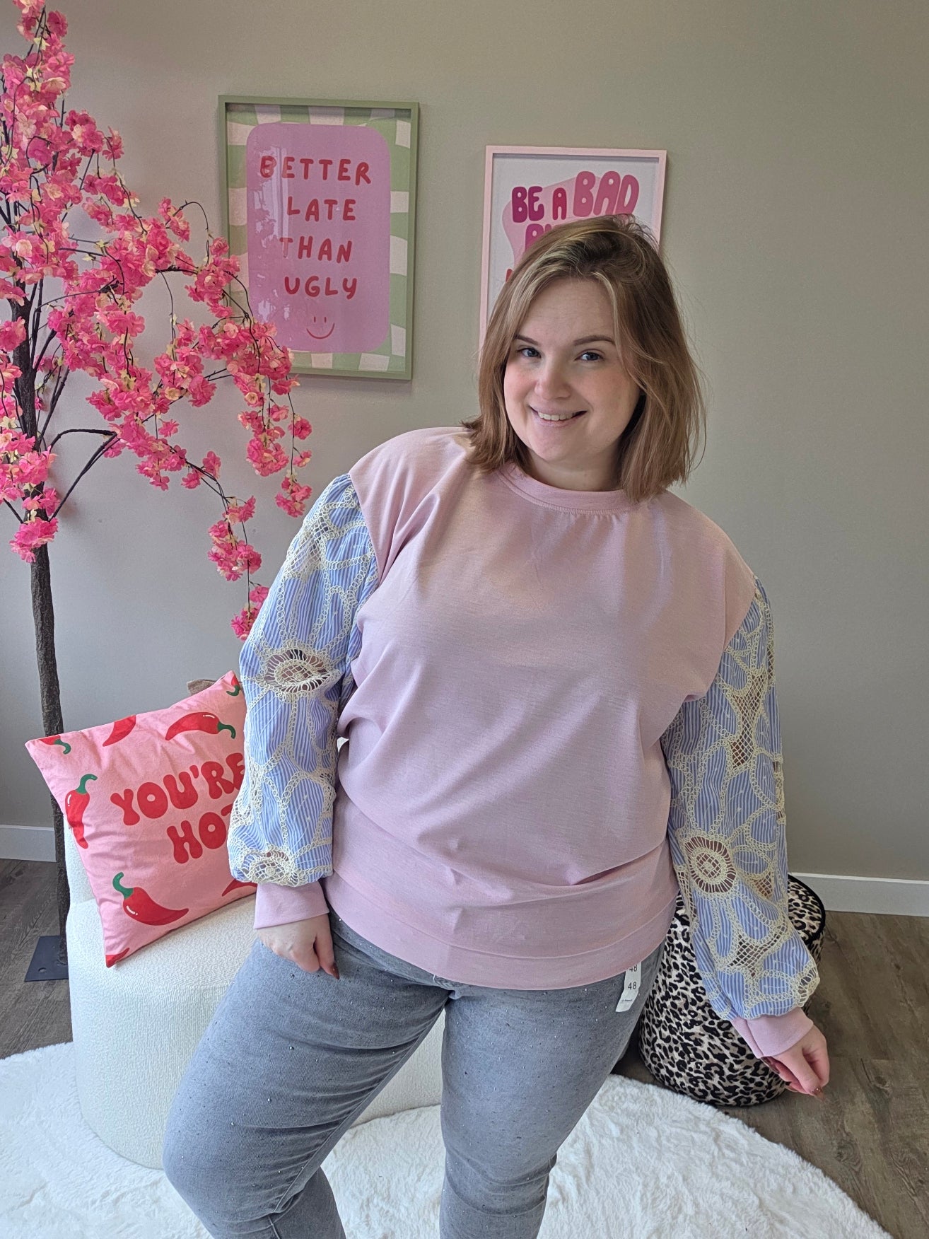 Trui met geborduurde mouwen (In 5 kleuren)