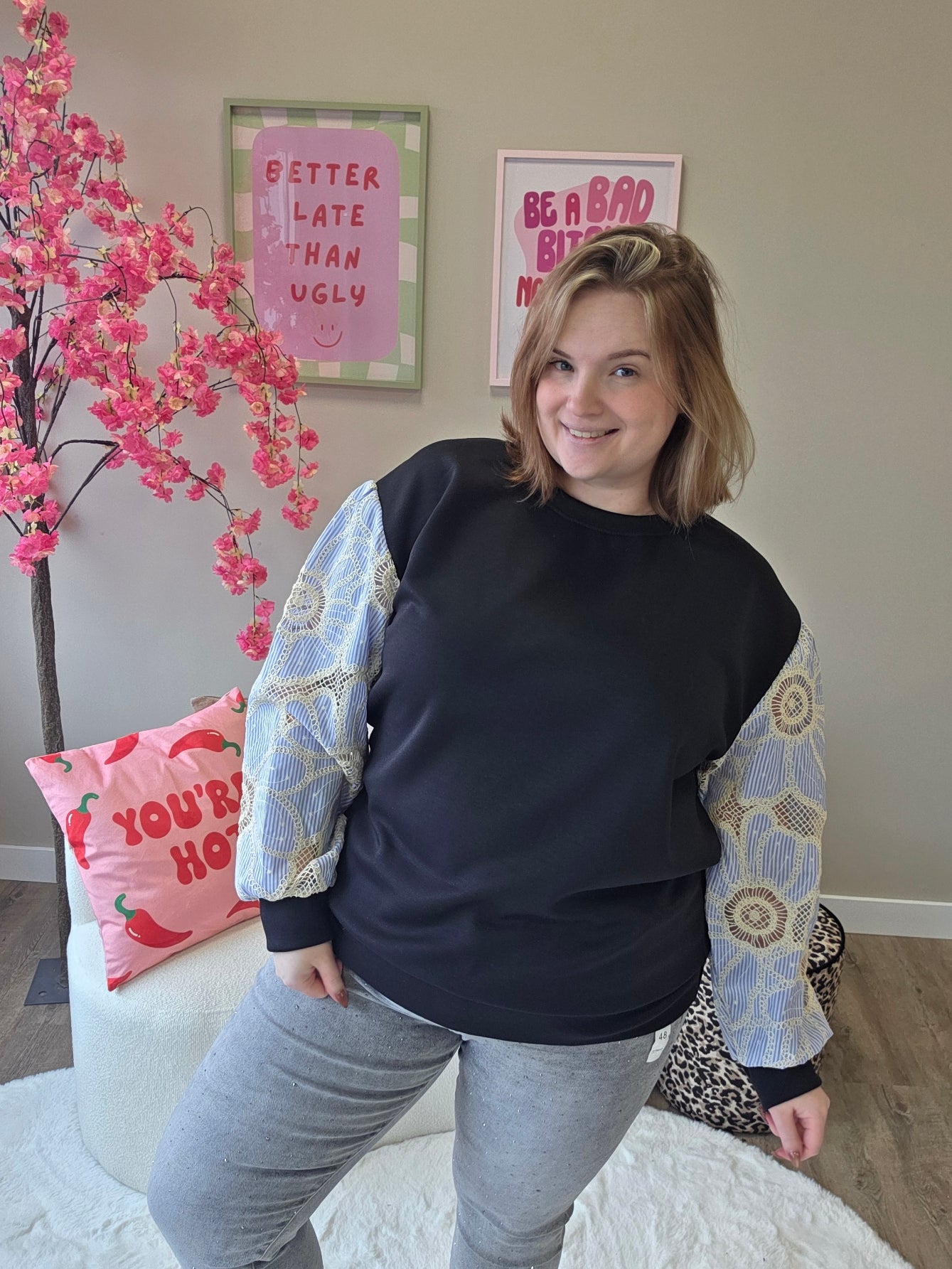 Trui met geborduurde mouwen (In 5 kleuren)