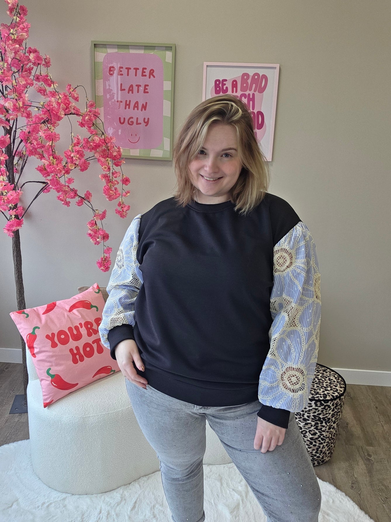 Trui met geborduurde mouwen (In 5 kleuren)