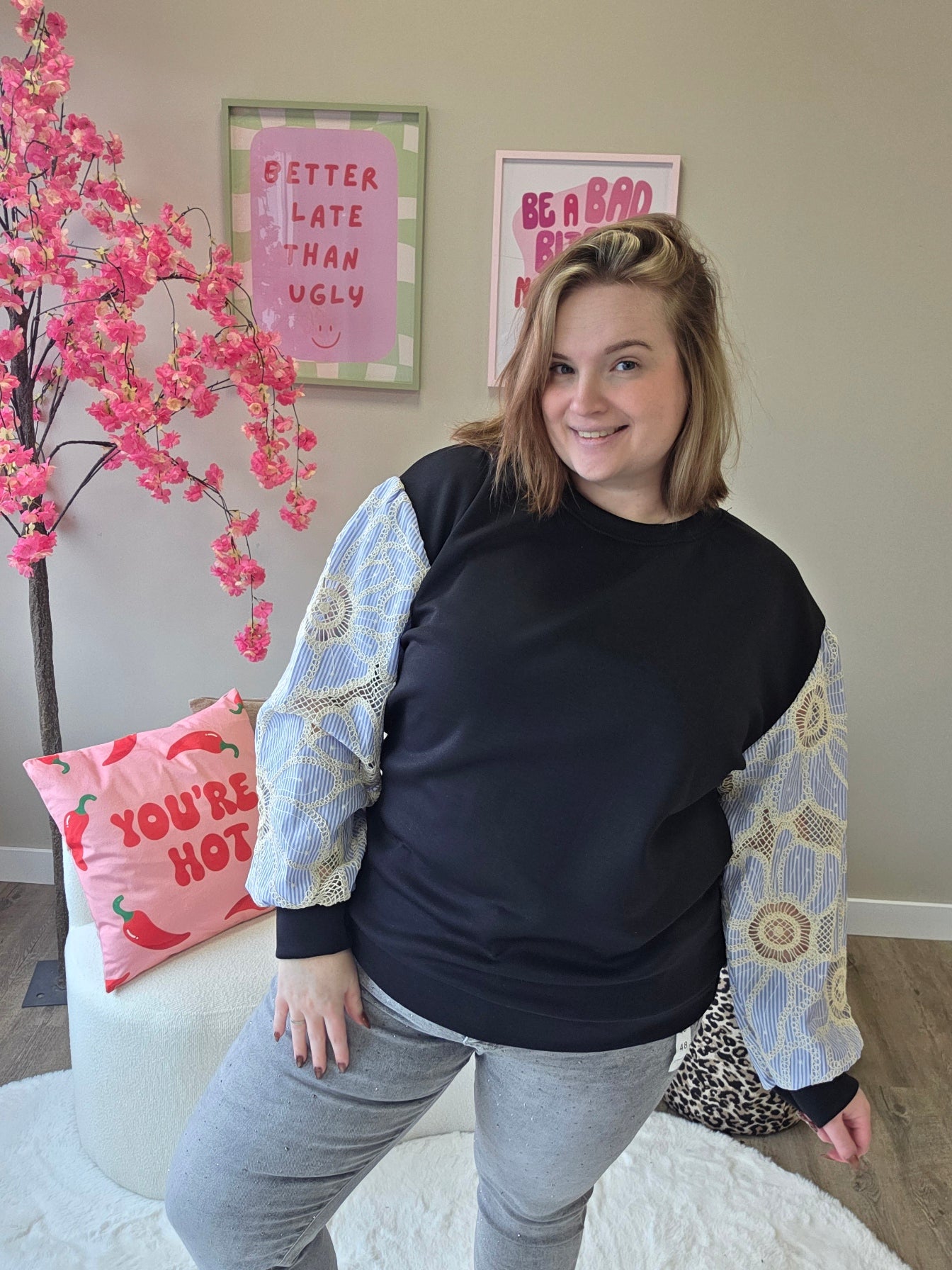 Trui met geborduurde mouwen (In 5 kleuren)