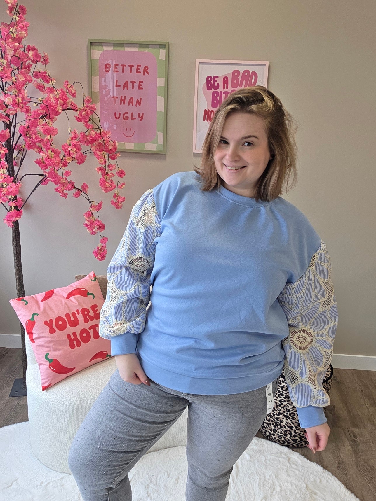 Trui met geborduurde mouwen (In 5 kleuren)