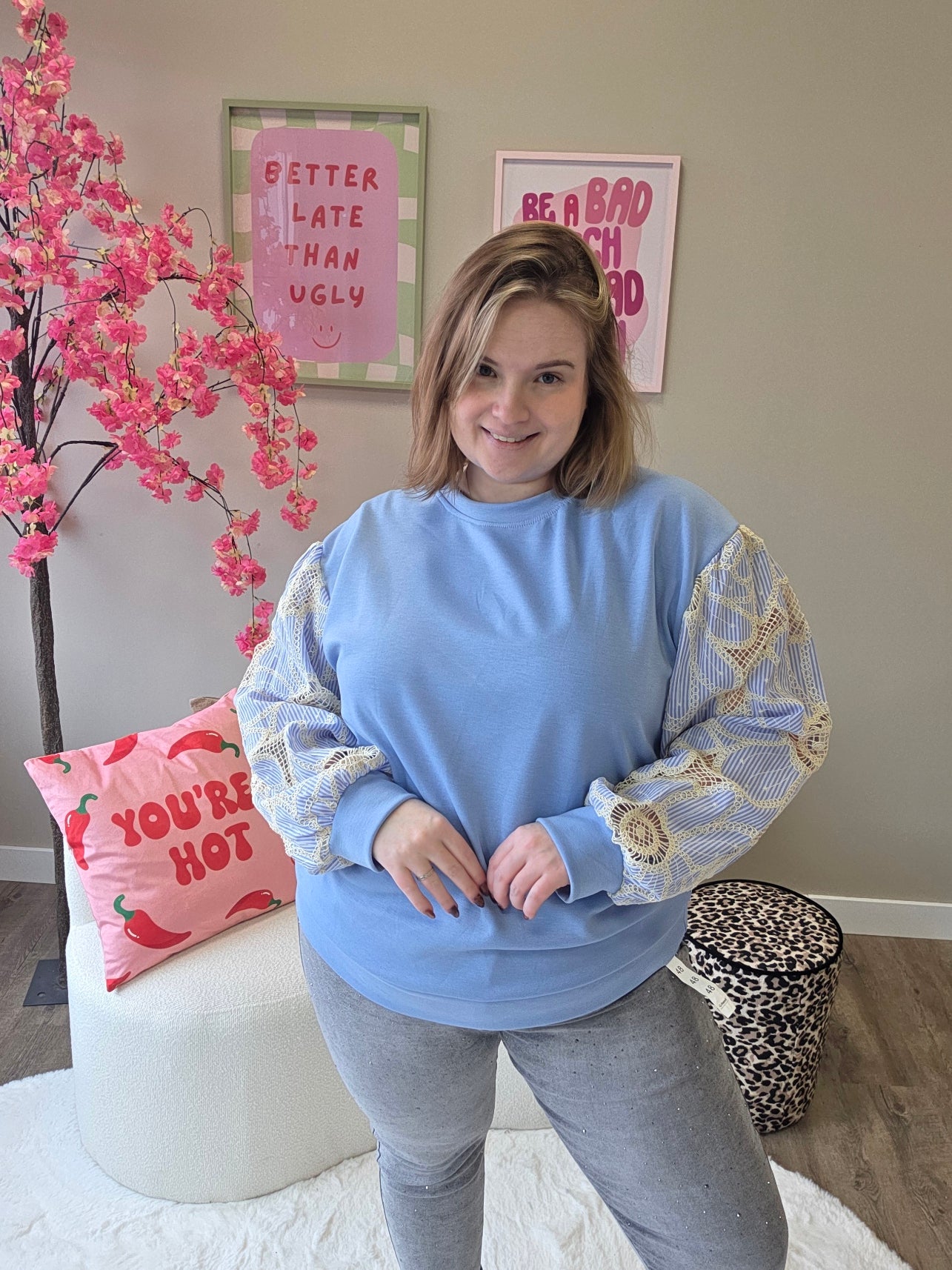 Trui met geborduurde mouwen (In 5 kleuren)