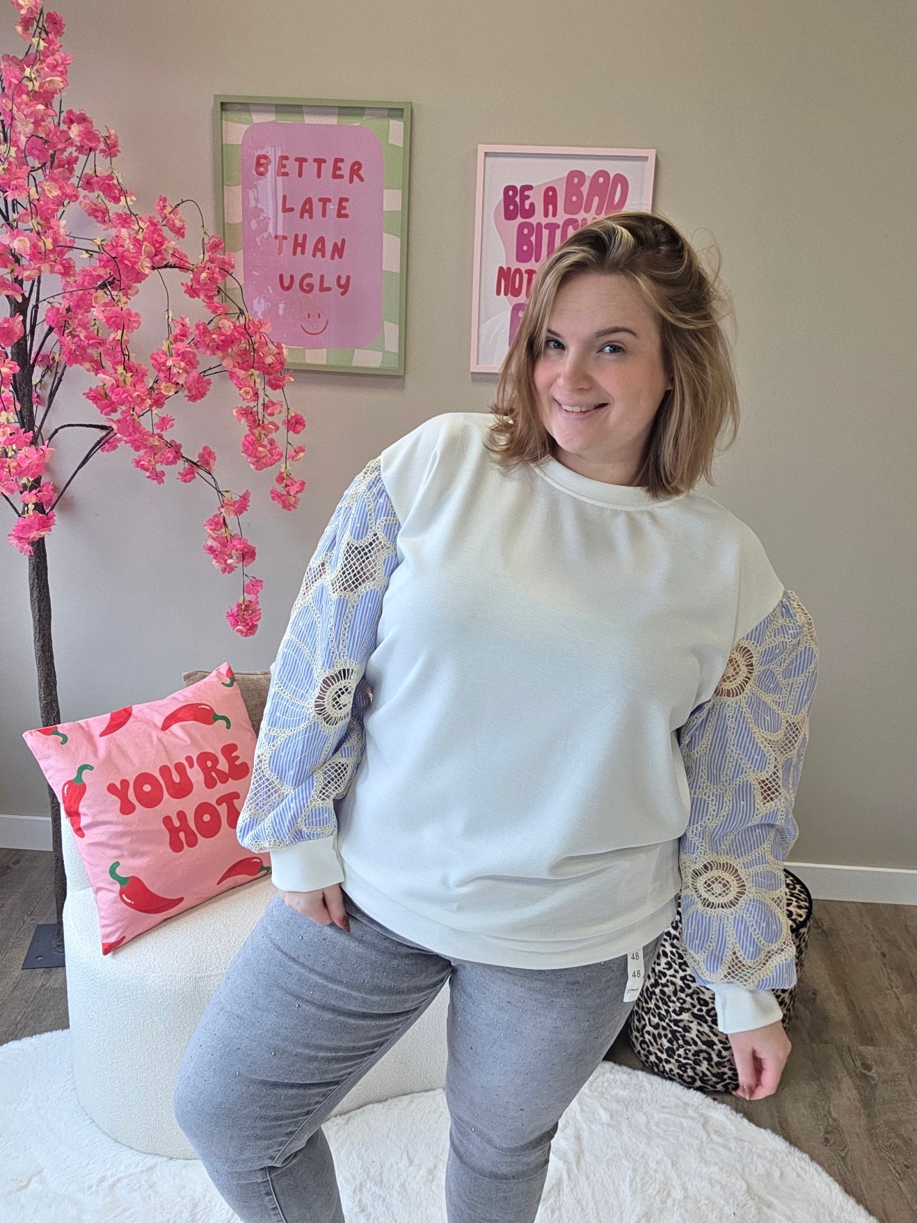 Trui met geborduurde mouwen (In 5 kleuren)