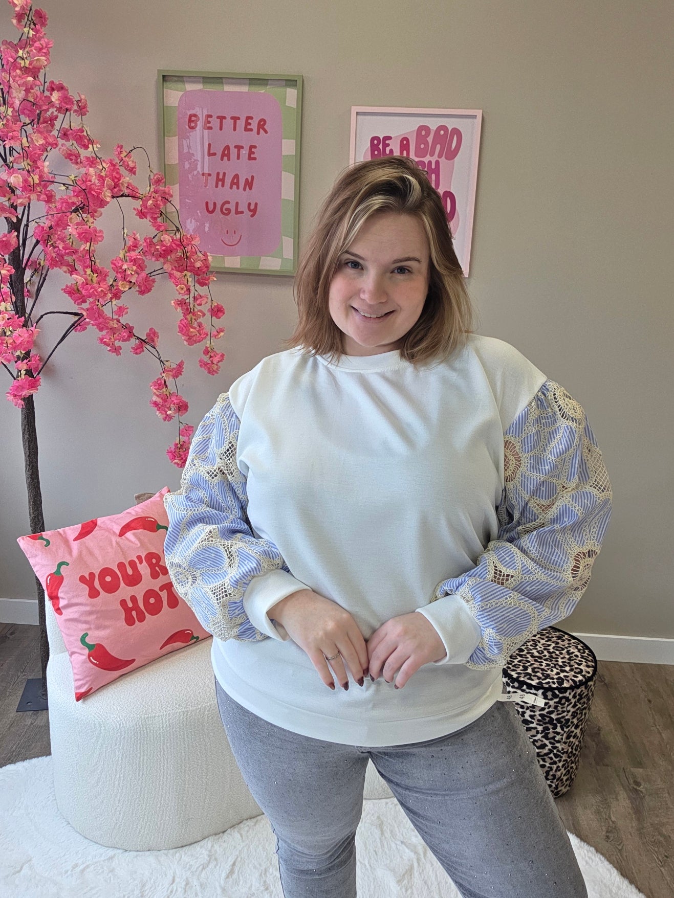 Trui met geborduurde mouwen (In 5 kleuren)