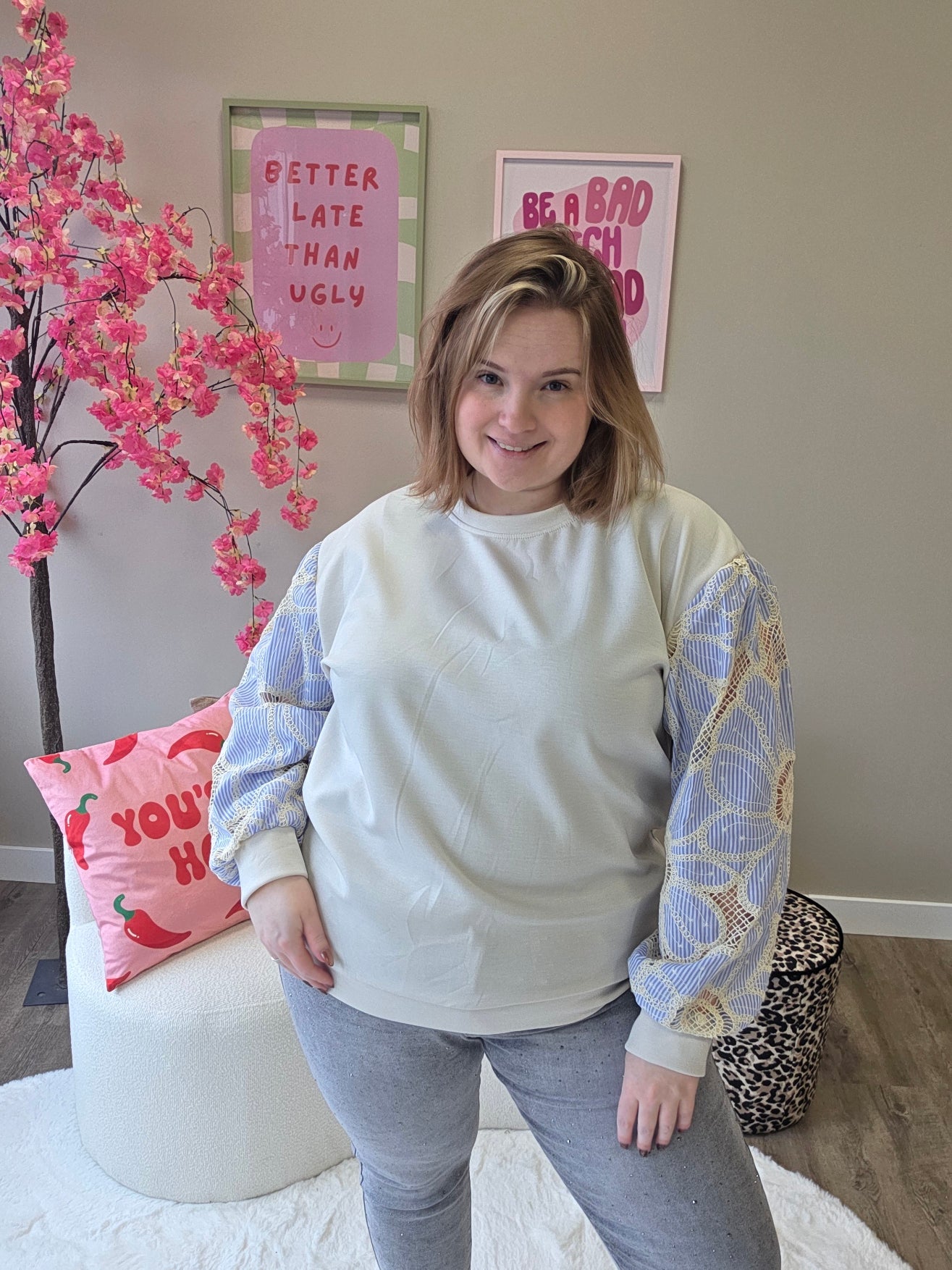 Trui met geborduurde mouwen (In 5 kleuren)