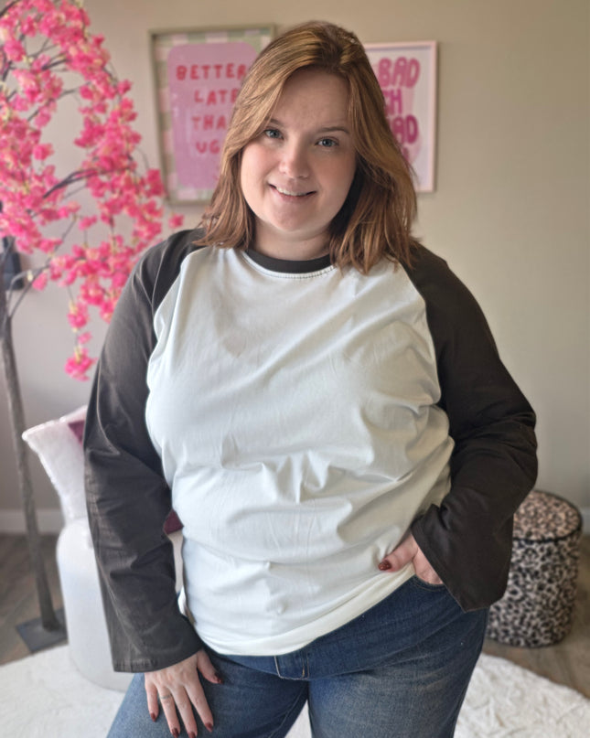 Basic longsleeve met gekleurde mouw