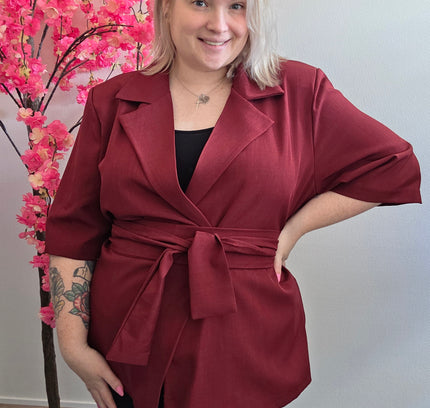 Nikki Blazer mit geschwungener Taille, Bordeaux