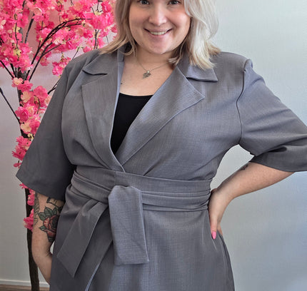 Nikki Curvelly Magic Waist Blazer Grau
