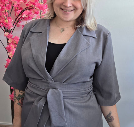 Nikki Curvelly Magic Waist Blazer Grau